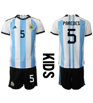 Argentina Leandro Paredes #5 Replika Babytøj Hjemmebanesæt Børn VM 2022 Kortærmet (+ Korte bukser)